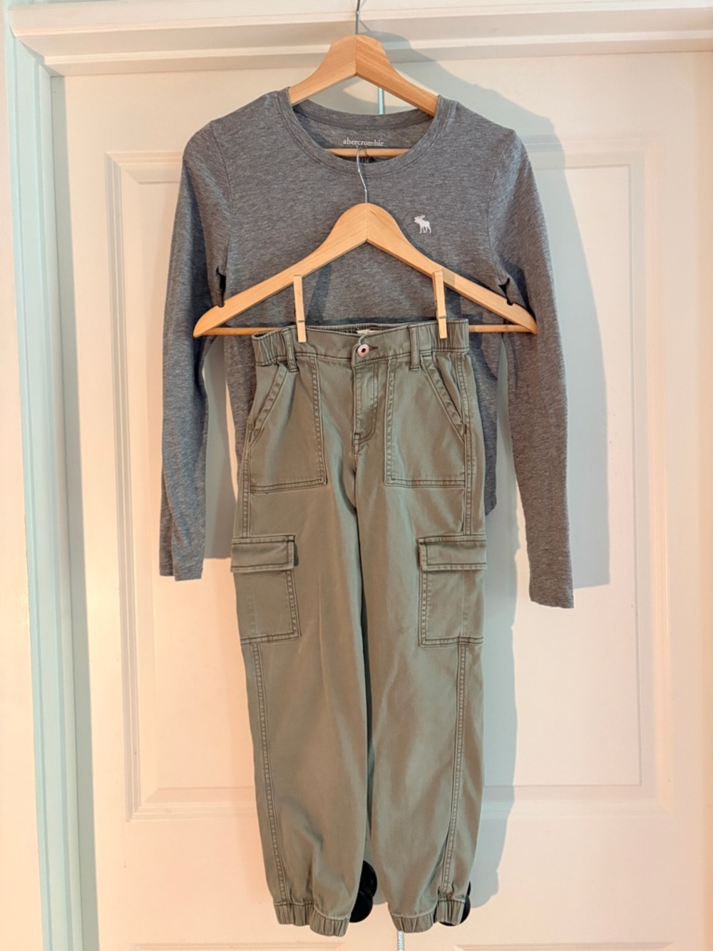 Abercrombie kids set gray tee (size 13/14) & olive green pants (size 11/12 slim)